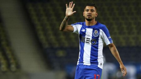 Jesus Corona mais longe do Milan
