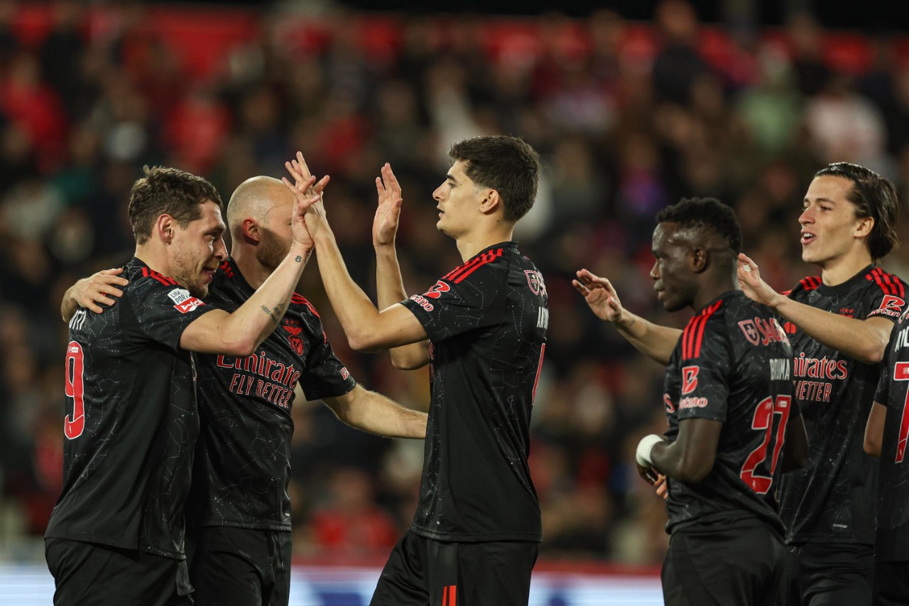 Manchester City prepara OFERTA MILIONÁRIA por JOGADOR DO BENFICA!