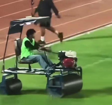 Vídeo inacreditável: homem é atropelado por rolo durante aquecimento antes de jogo