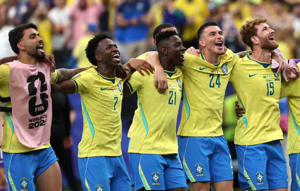 Vídeo está a revoltar as redes sociais: a reação dos jogadores do Brasil durante cerimónia gera críticas duríssimas