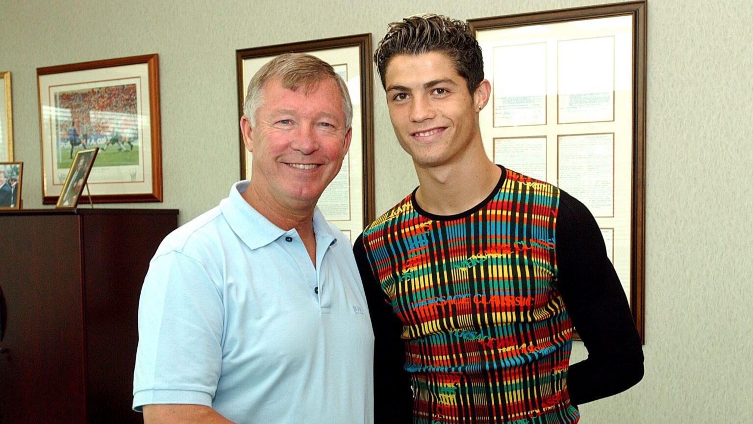 Sir Alex Ferguson explicou a vantagem que Cristiano Ronaldo tinha sobre Lionel Messi