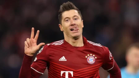 Mal joga no Benfica, mas na Polónia já o apontam como sucessor de Lewandowski
