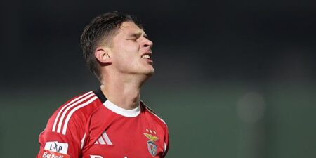 Alarme total no Benfica: titular sai a coxear após entrada dura e pode parar várias semanas